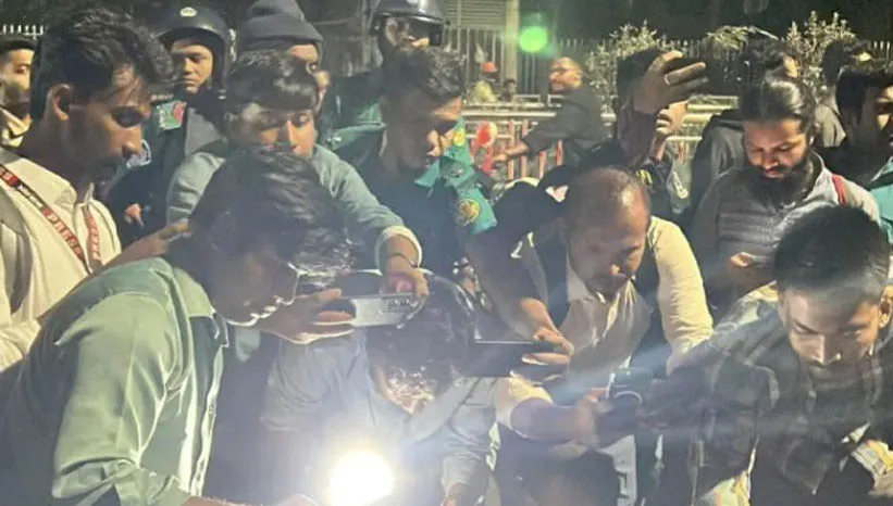 পরপর দুটি ককটেল বিস্ফোরণে টিএসসি এলাকায় চাঞ্চল্য